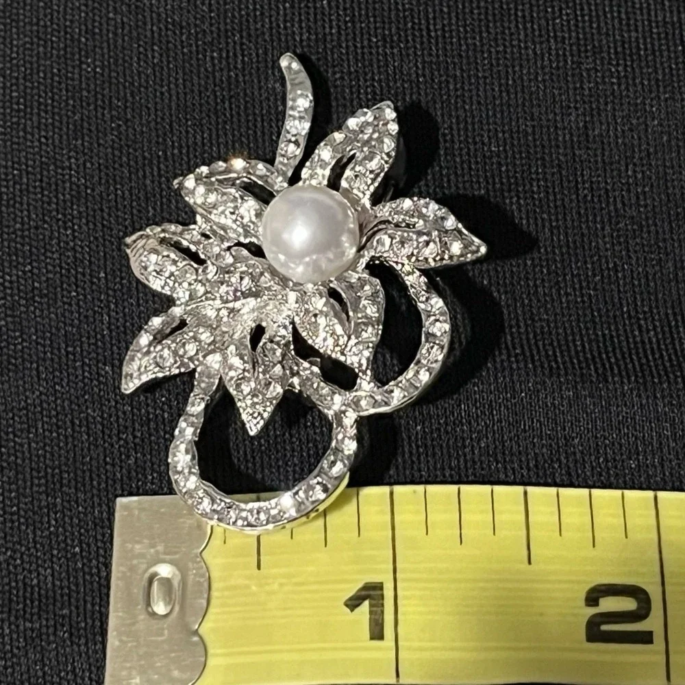 Silver Tone Floral Brooch Rhinestone Faux Pearl Flower Pin Jewelry